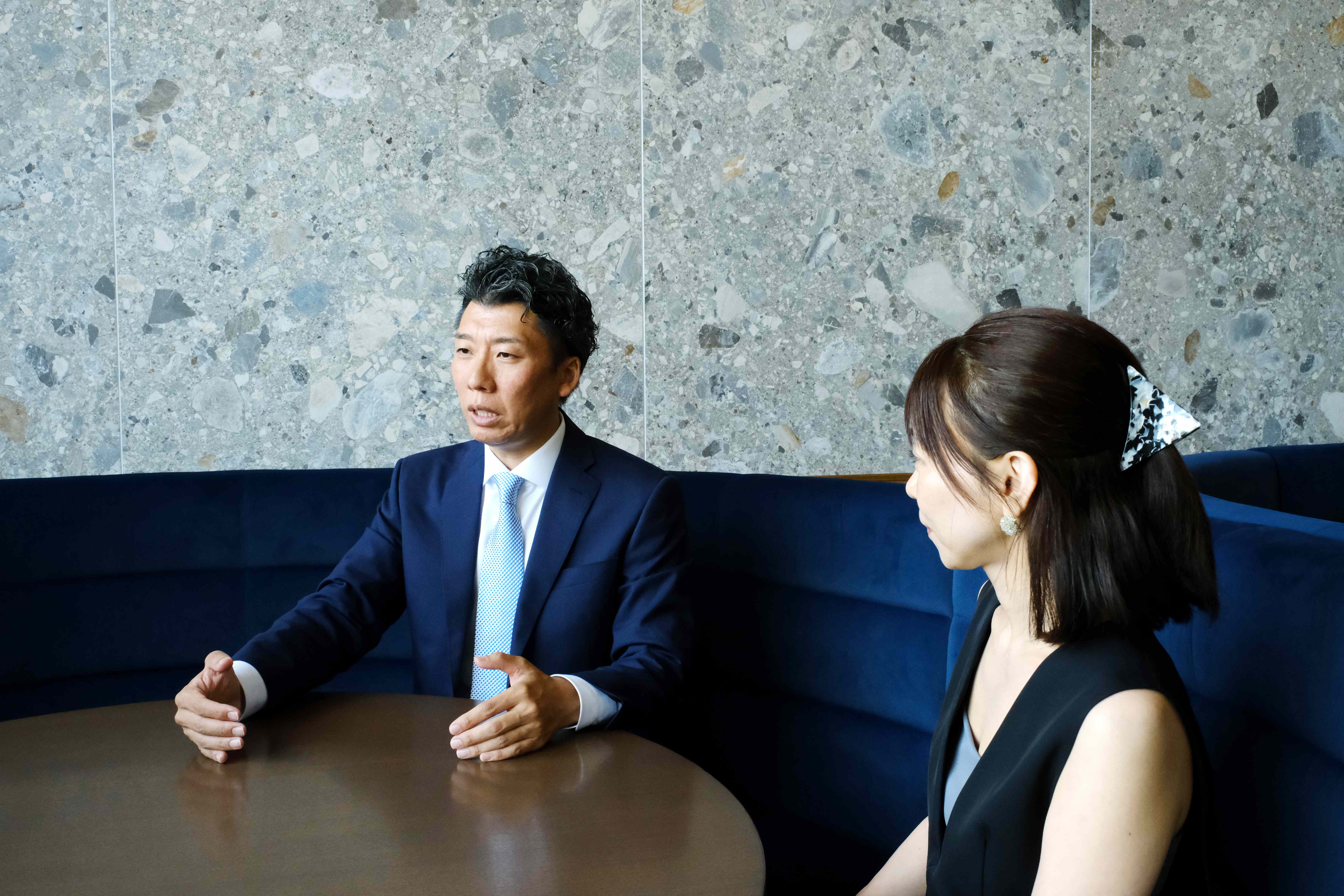 インタビューで話す小嶋崇文さんと若林ひとみさん