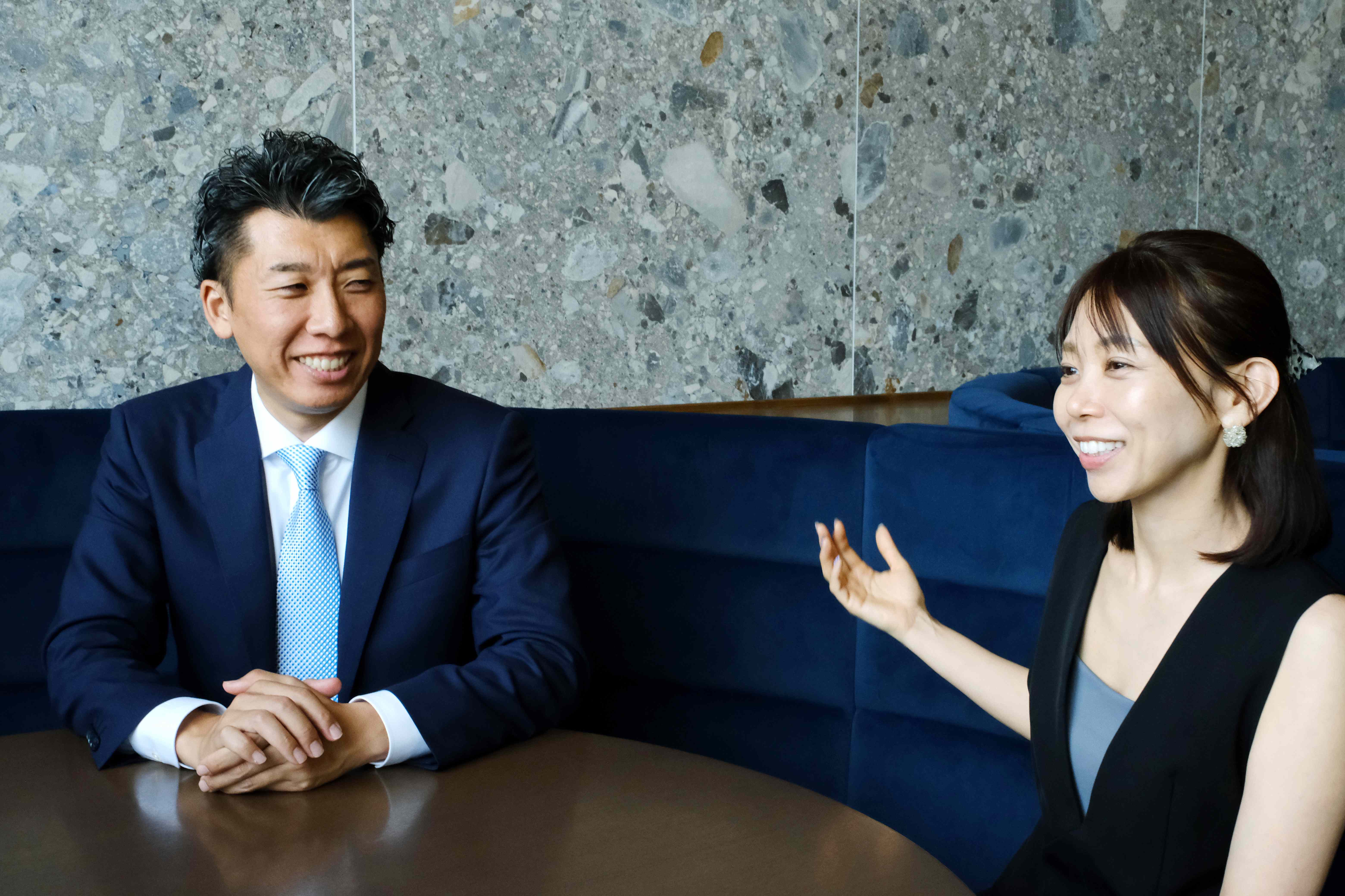 対話する小嶋崇文さんと若林ひとみさん