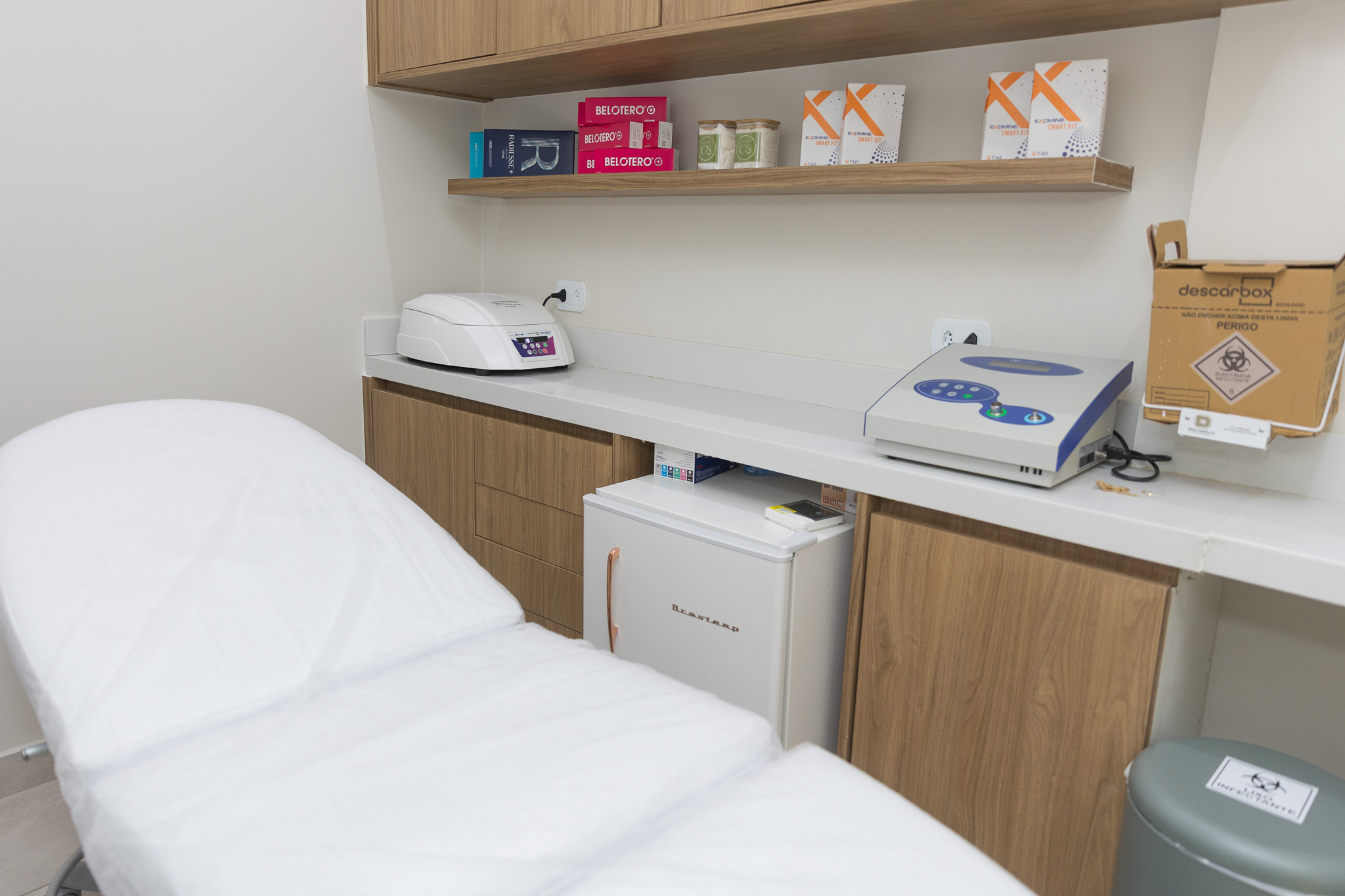 Sala e equipamentos para ozonioterapia na Clínica Gilvania Silva