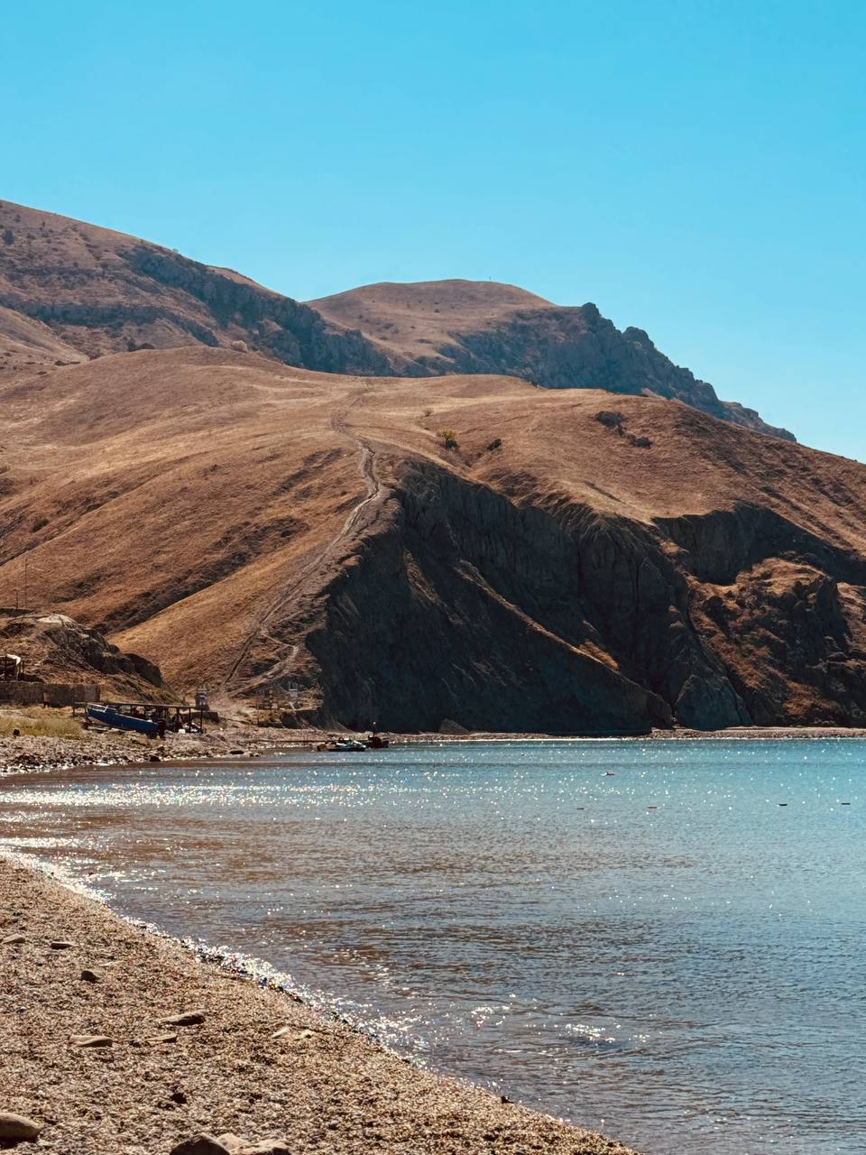 Панорама пляжа с гальцпляжом и горами