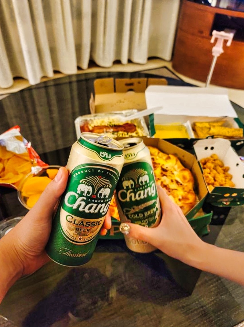 창 맥주로 건배하는 커플