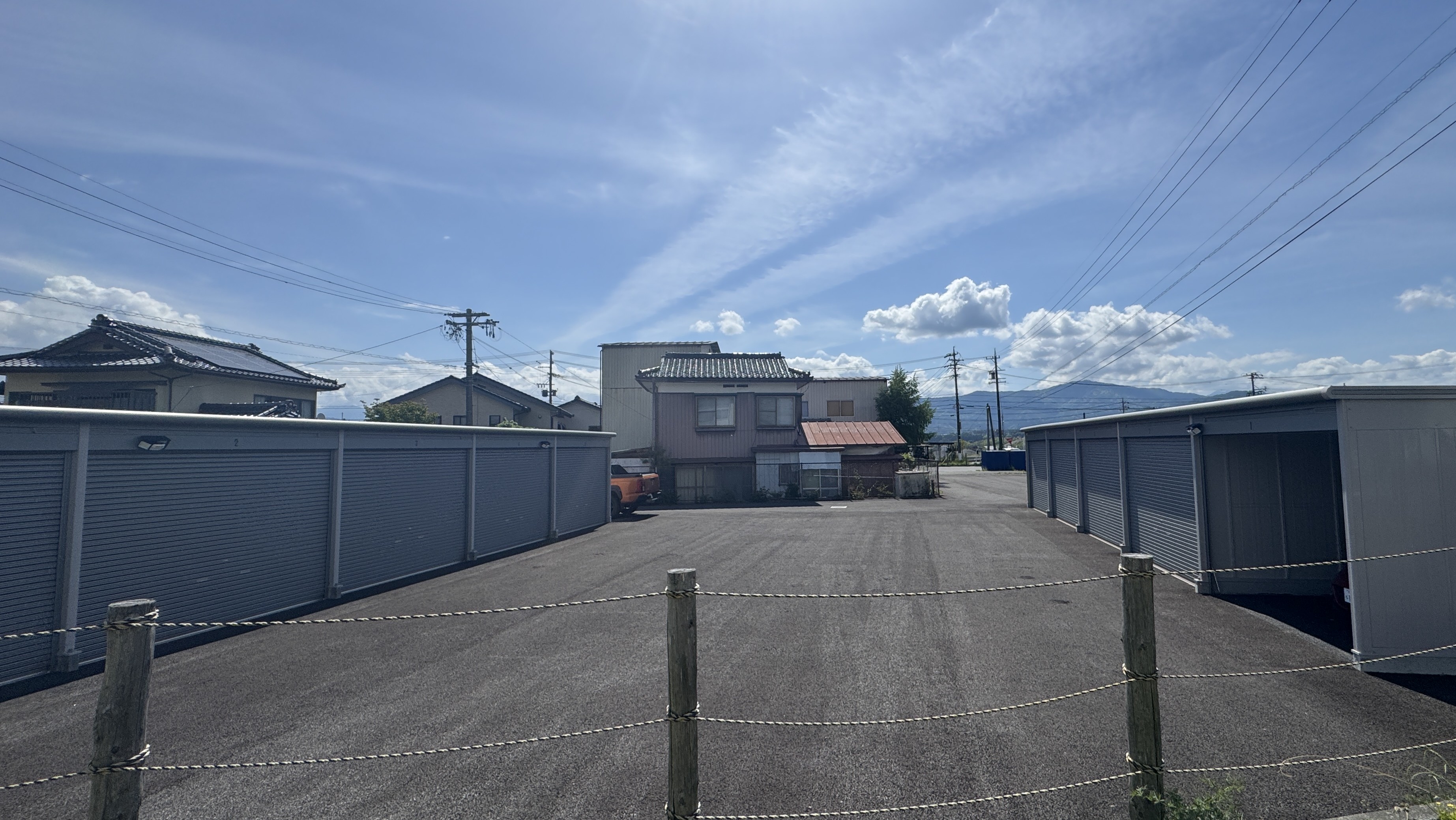 ガレージ全景 — 青空と山並み