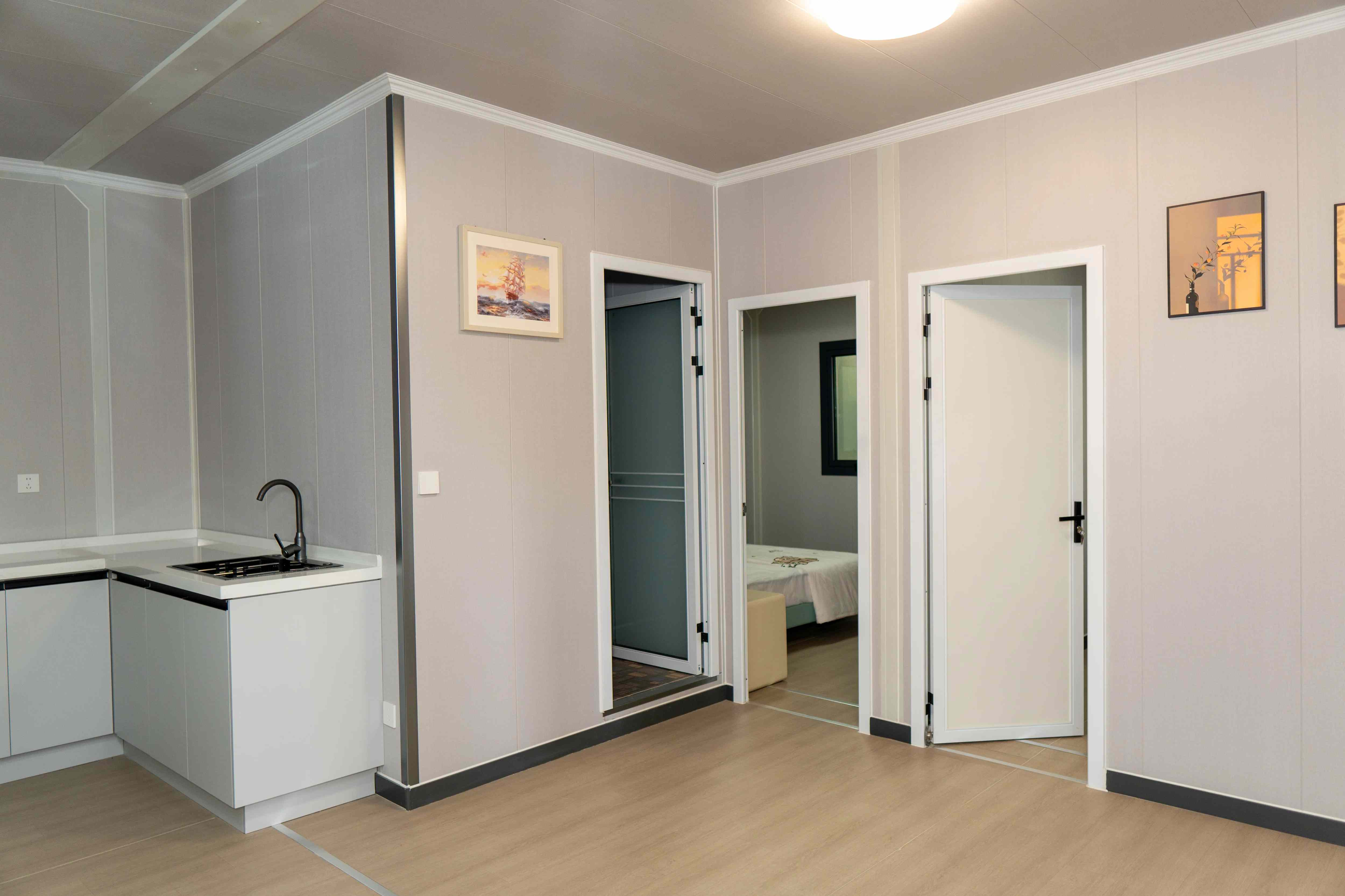 El Cuco 68m² - Interior con cocina y acceso a dormitorios