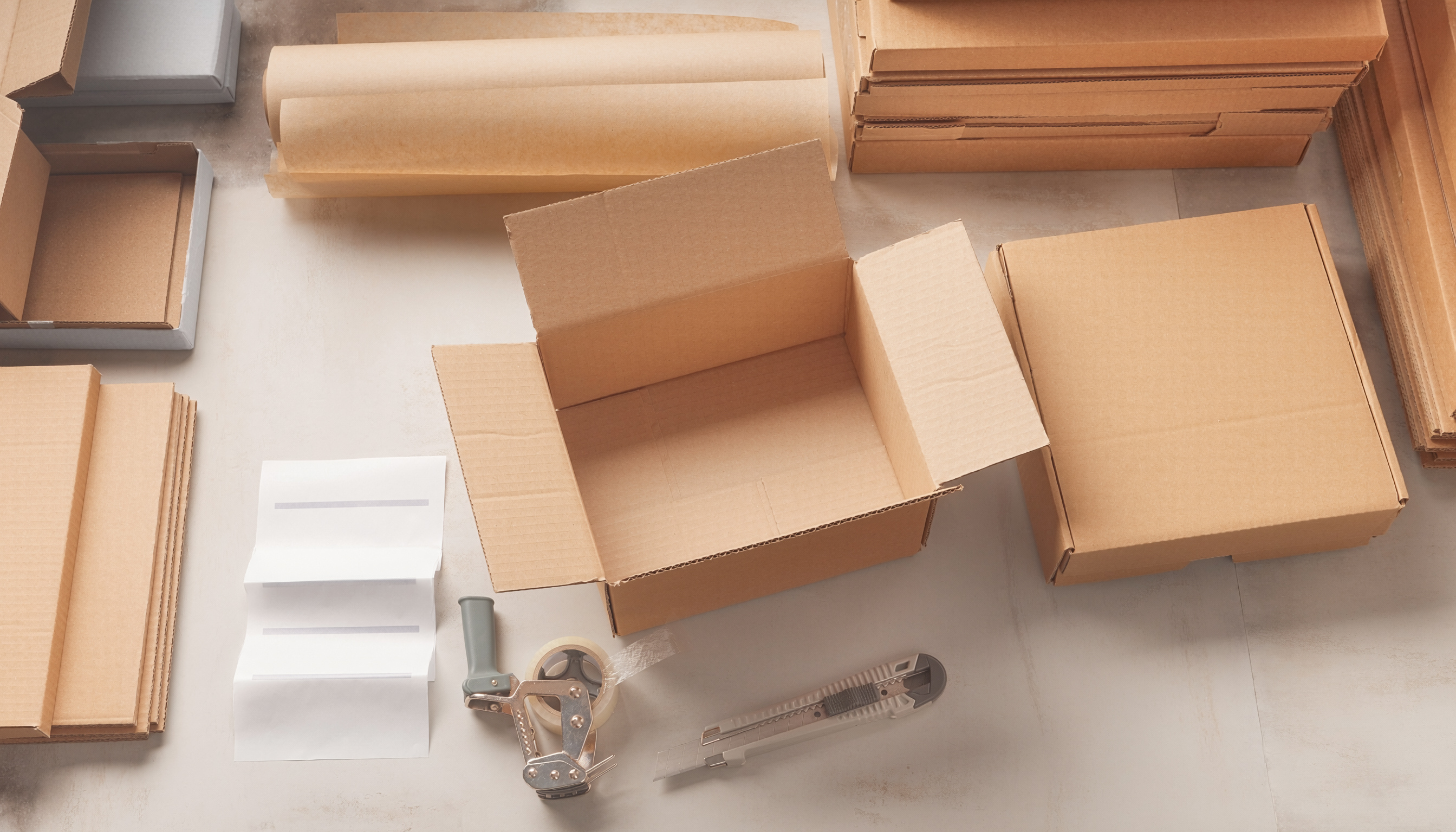 Umzugskartons und Verpackungsmaterial aus der Vogelperspektive