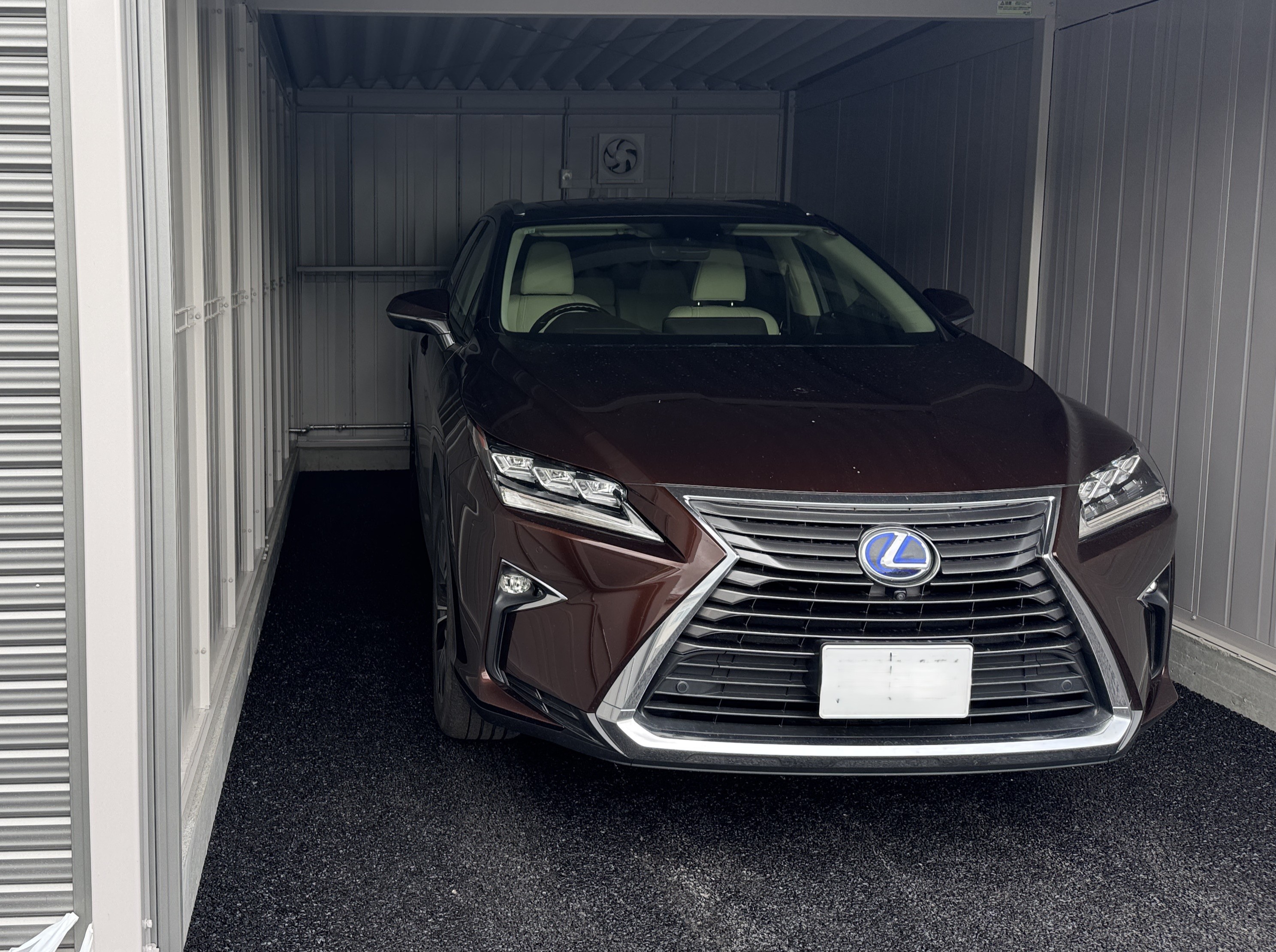 車体右側とガレージ壁面のクリアランス