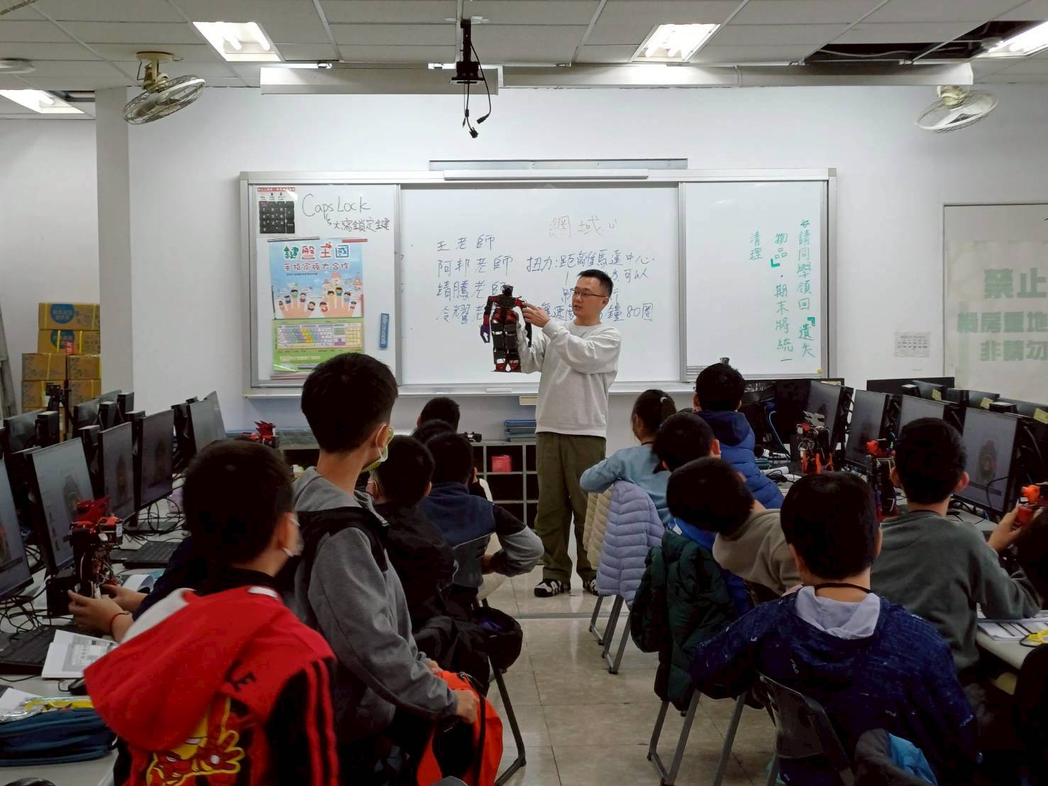 集美國小強生AI鋼鐵鬥士冬令營