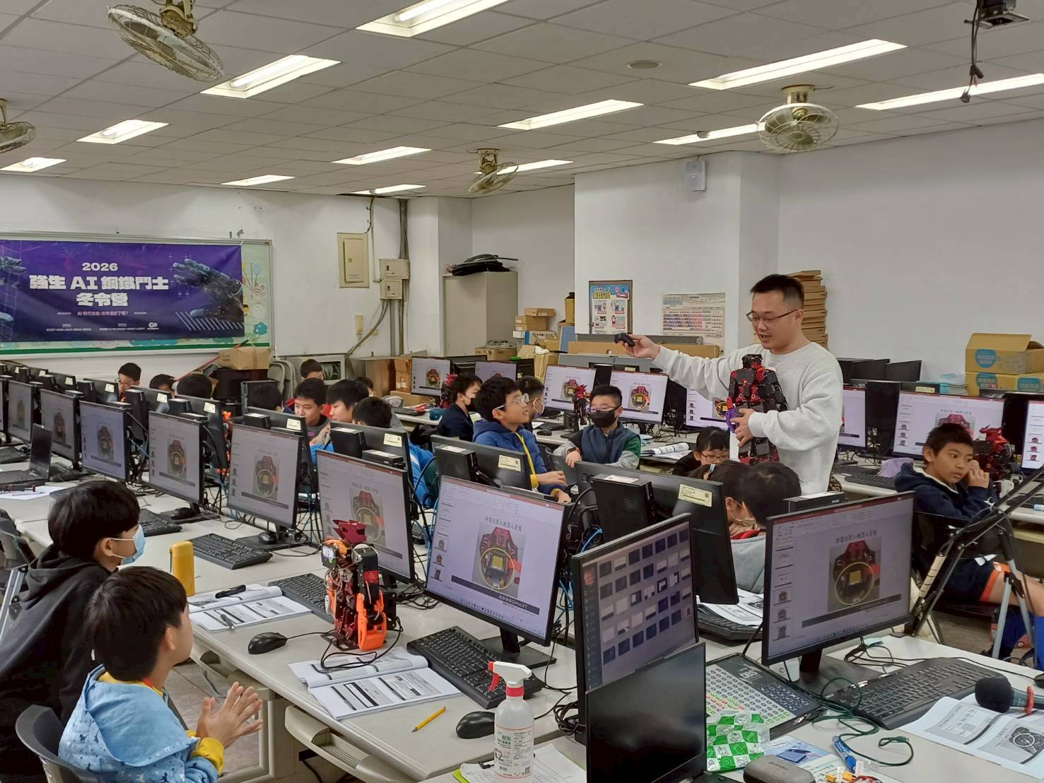 集美國小強生AI鋼鐵鬥士冬令營