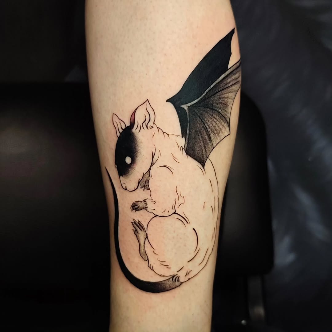Tatuagem blackwork de criatura morcego