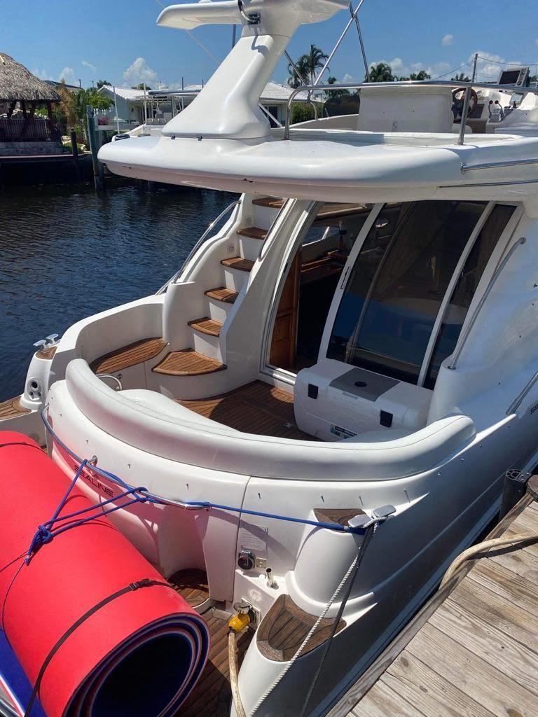 Sealine F37 stern with teak steps and cockpit