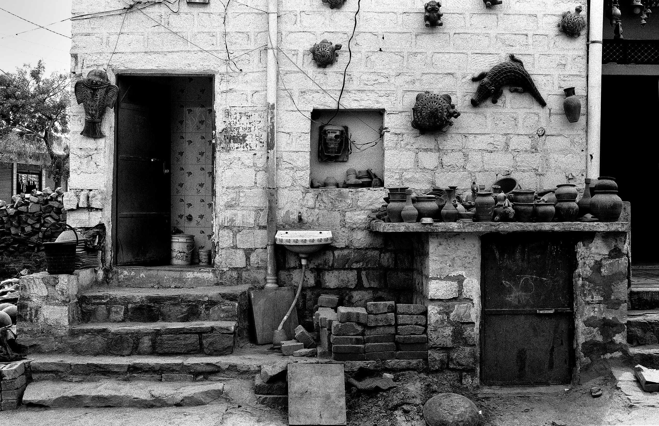 Man wrapping turban cloth in palace courtyard