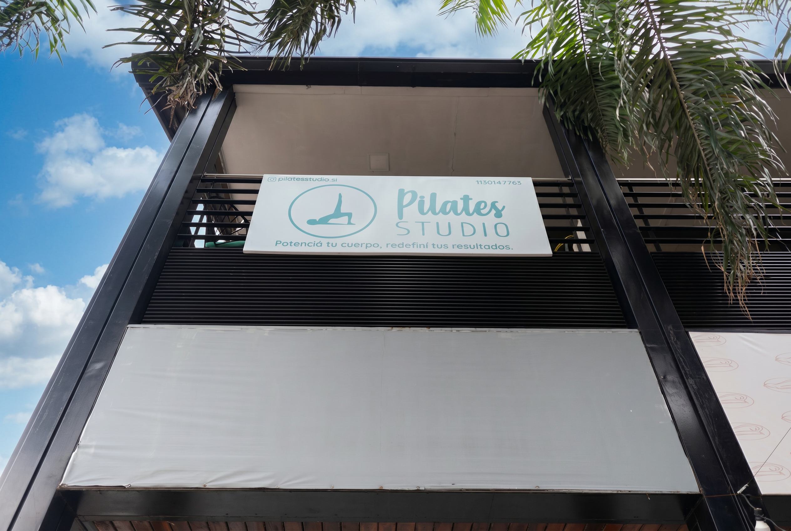 Fachada del local con cartel