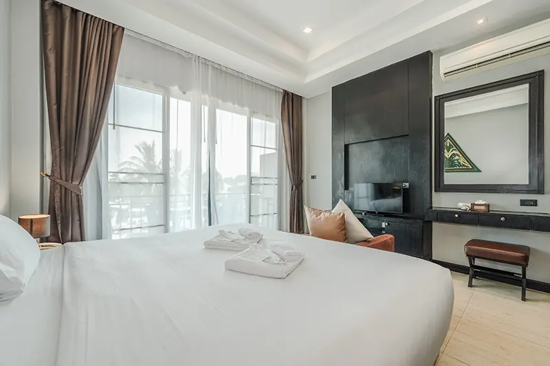 Elegancka sypialnia z białym łóżkiem