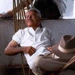 Älterer Mann ruht in einer Hängematte