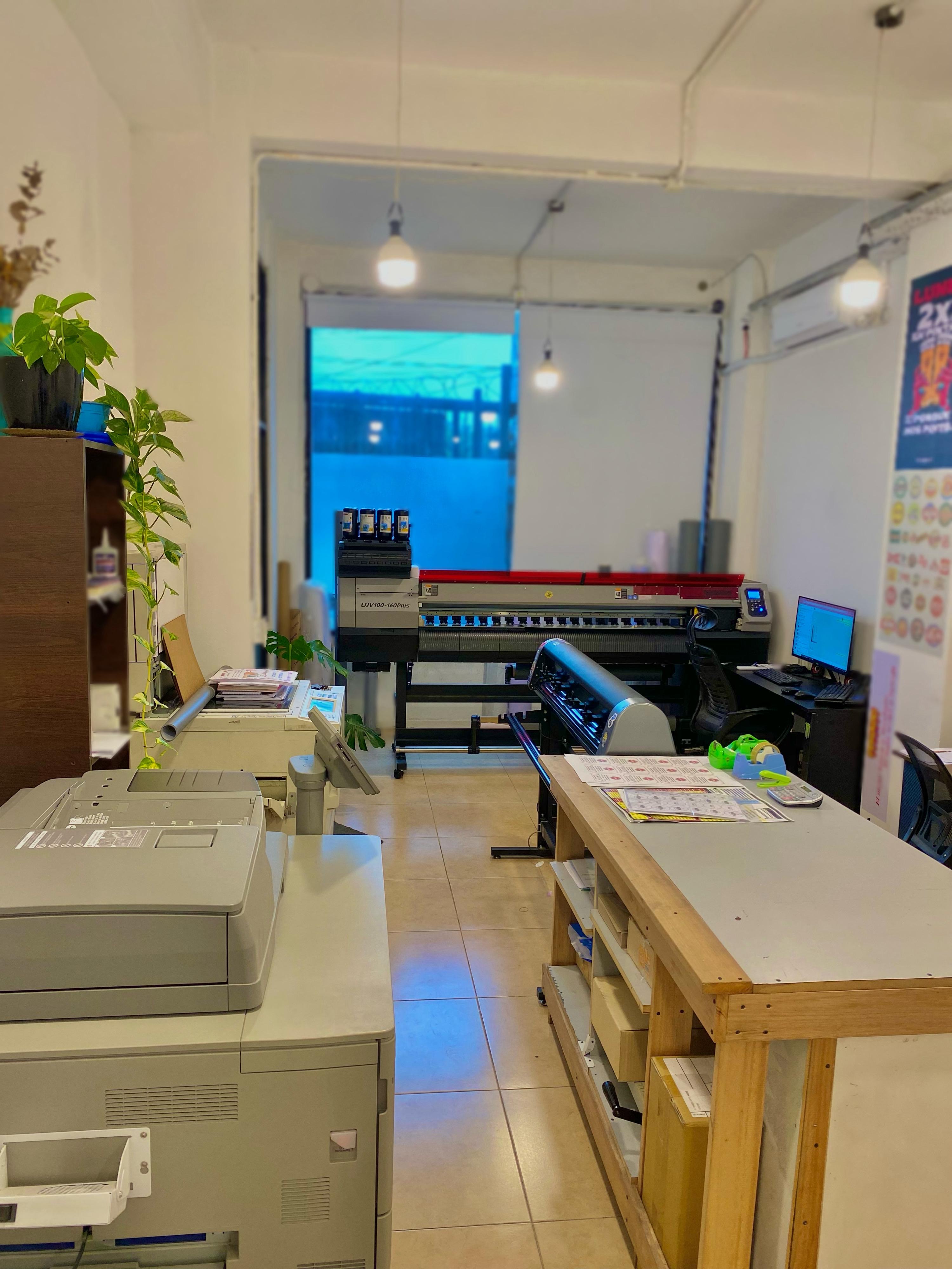 Taller equipado con tecnología de impresión profesional