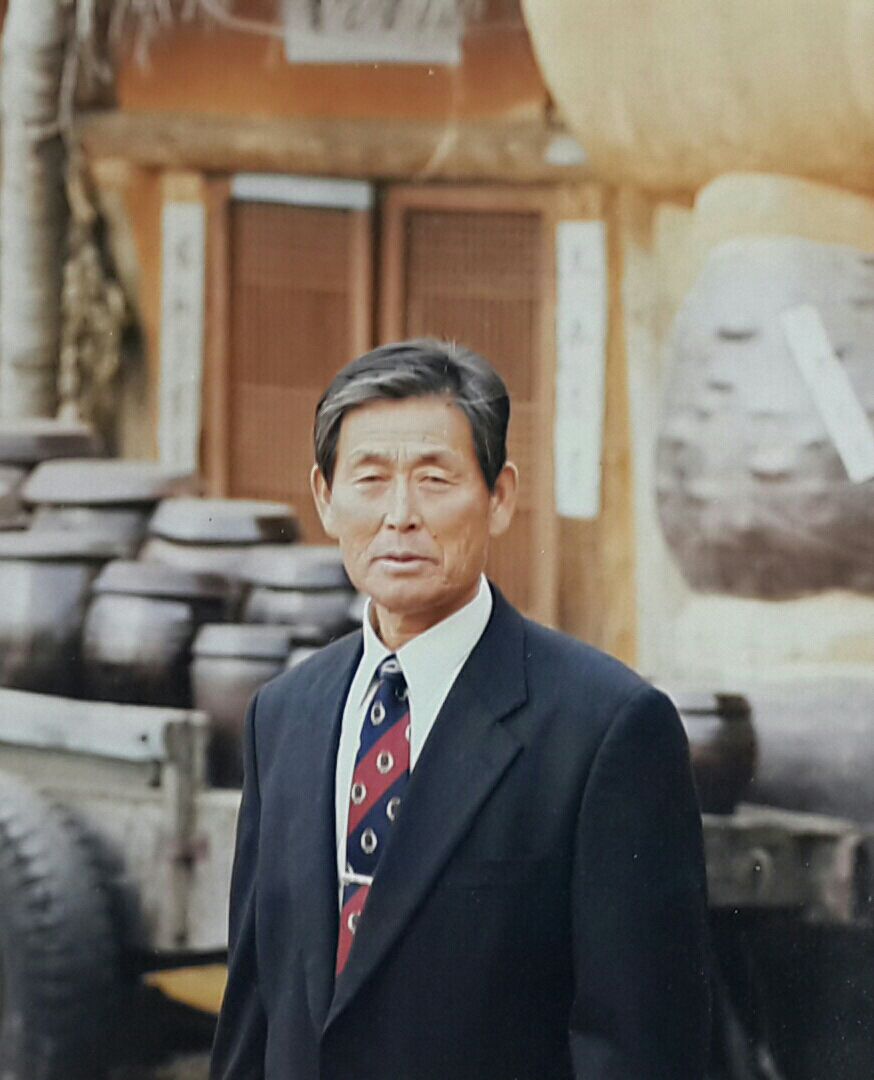 비화 — 전통 장독과 한옥 앞에 선 할아버지의 초상