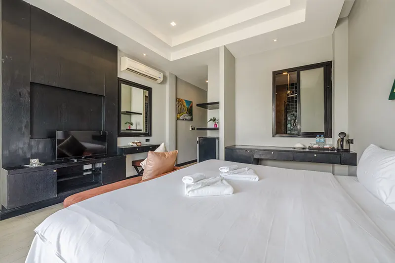 Nowoczesna sypialnia z czarną ścianą TV