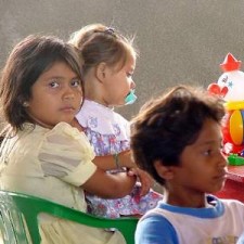 Drei Kinder am Tisch mit Spielzeug