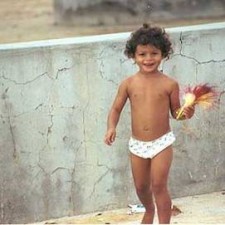 Person auf schmalem Weg zwischen Holzzäunen