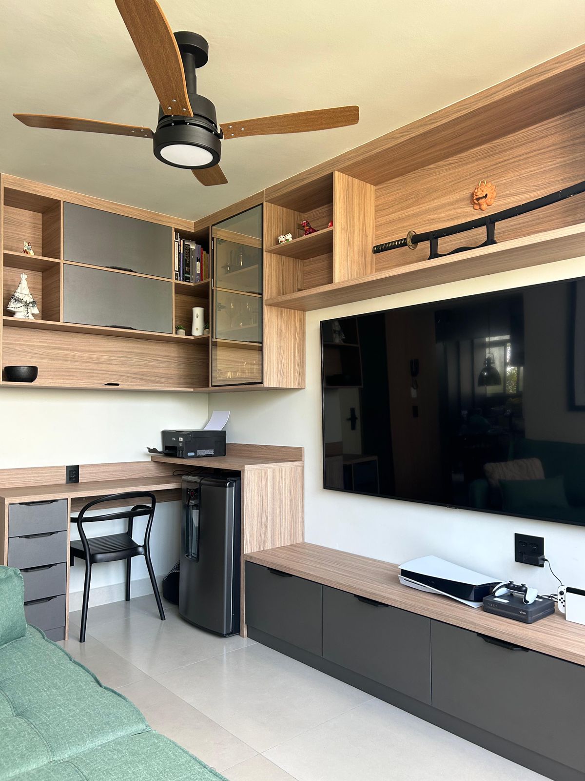 Home office integrado com sala de TV em madeira
