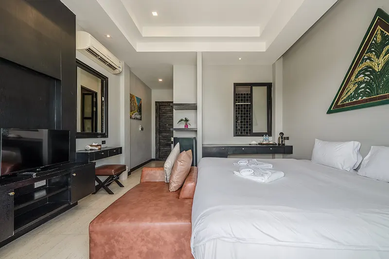 Pokój z pomarańczową sofą i telewizorem