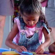 Mädchen konzentriert beim Puzzeln