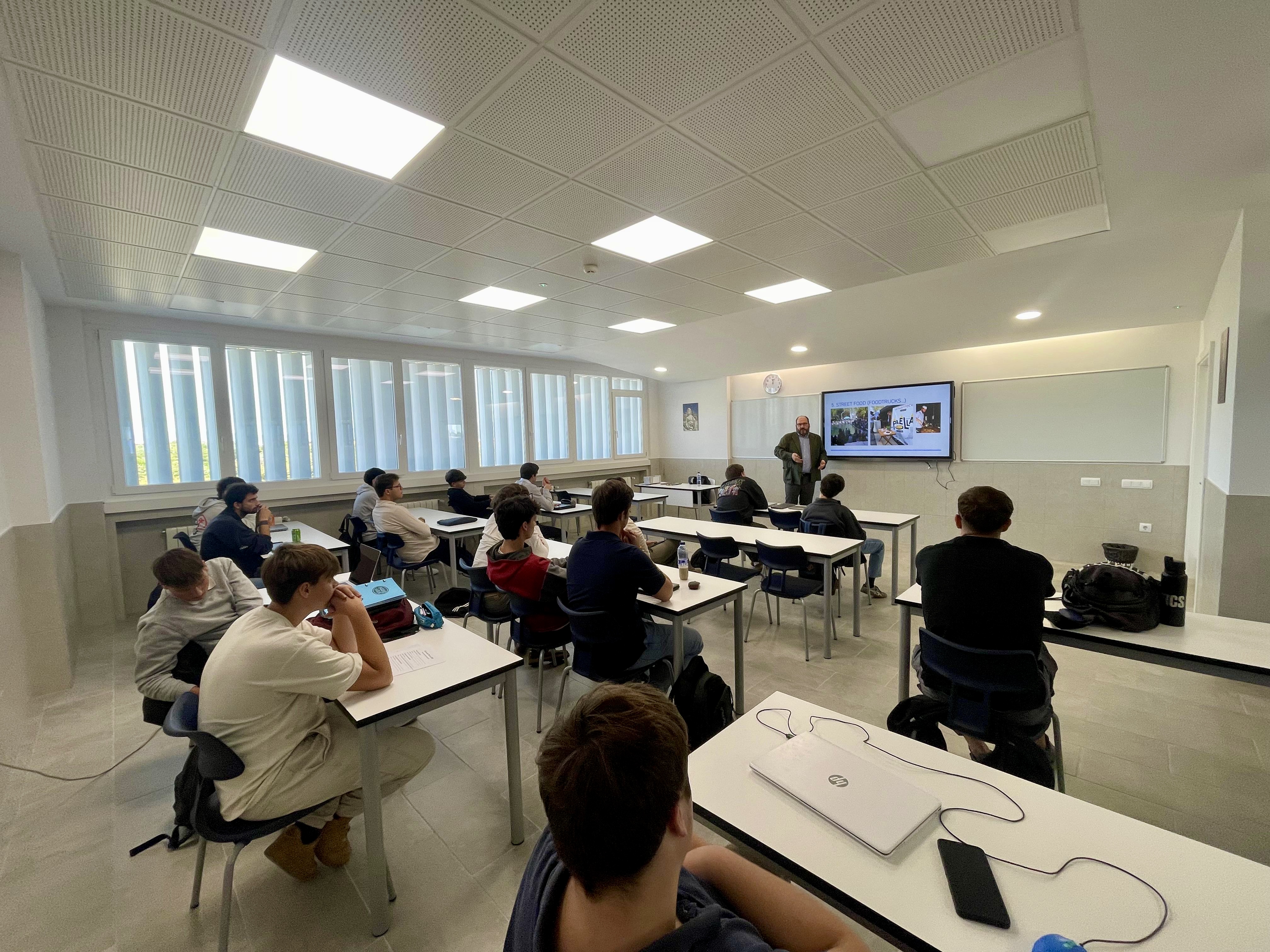Foto de grupo de alumnos y el equipo de PaellaTech Academy tras una sesión formativa