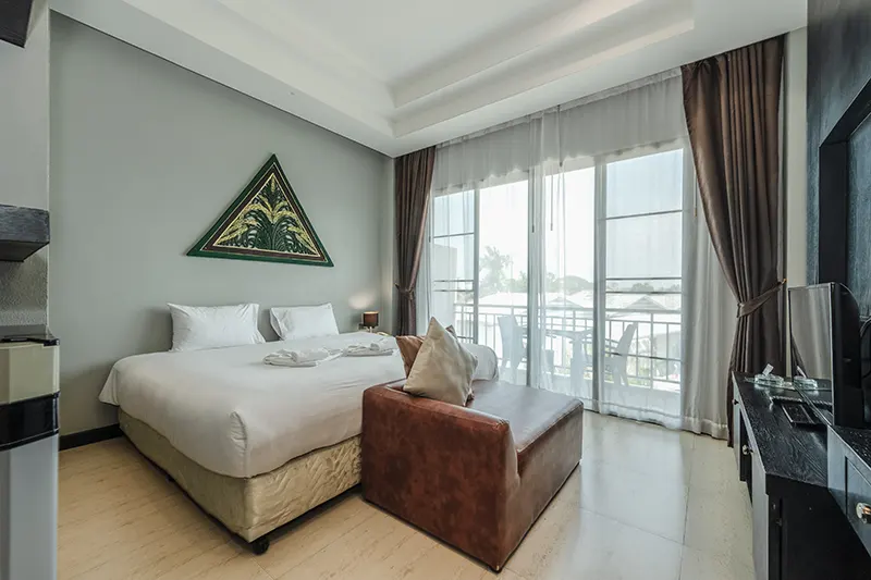 Sypialnia z trójkątną dekoracją i balkonem