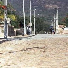 Kopfsteinpflasterstraße mit Bergen im Hintergrund