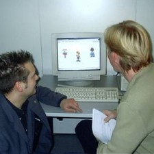 Zwei Personen besprechen Animationsfiguren am Bildschirm