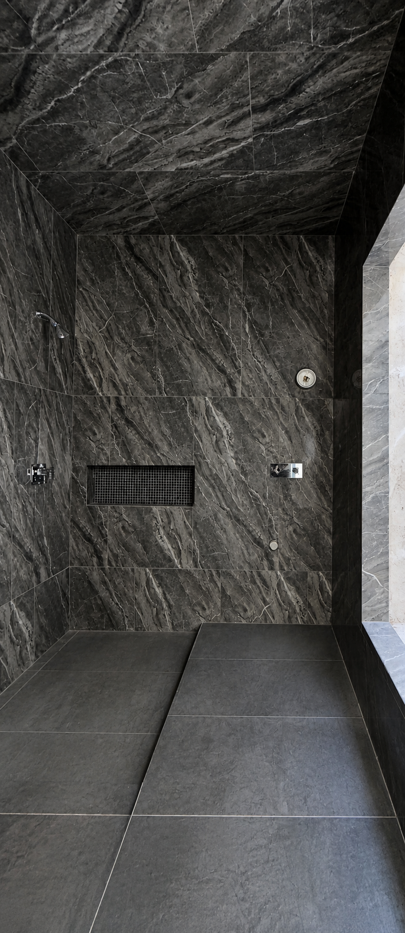 Baño de lujo con acabados de mármol