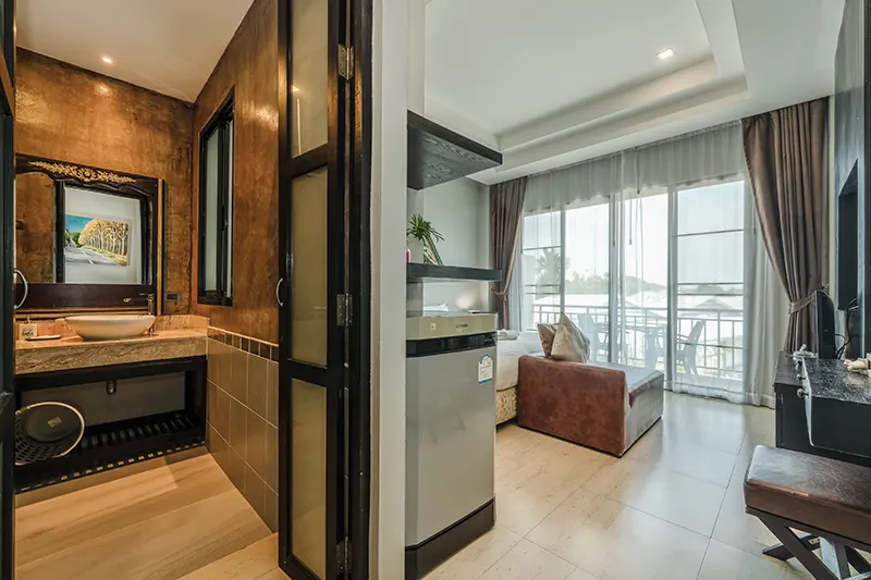 Pokój z widoczną łazienką w stylu loft