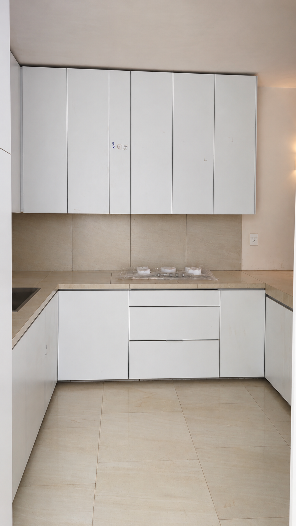 Cocina moderna con gabinetes blancos