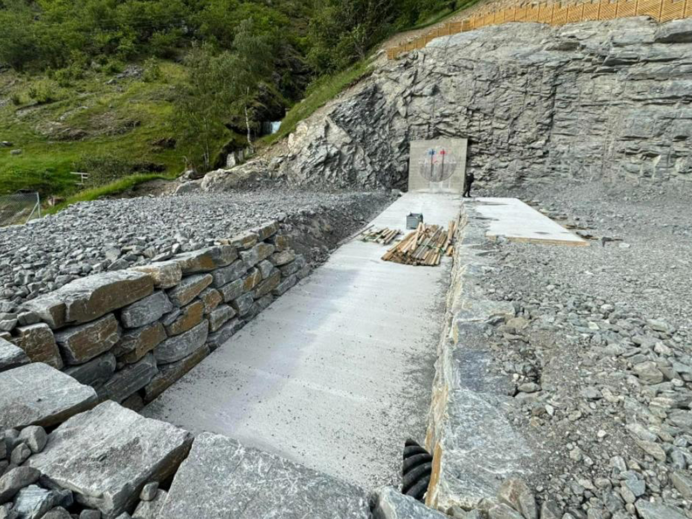 Norhard small footprint drilling operation near rock face