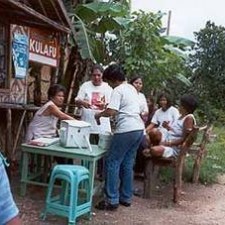 Kleiner Sari-Sari-Laden am Wegesrand mit Anwohnern