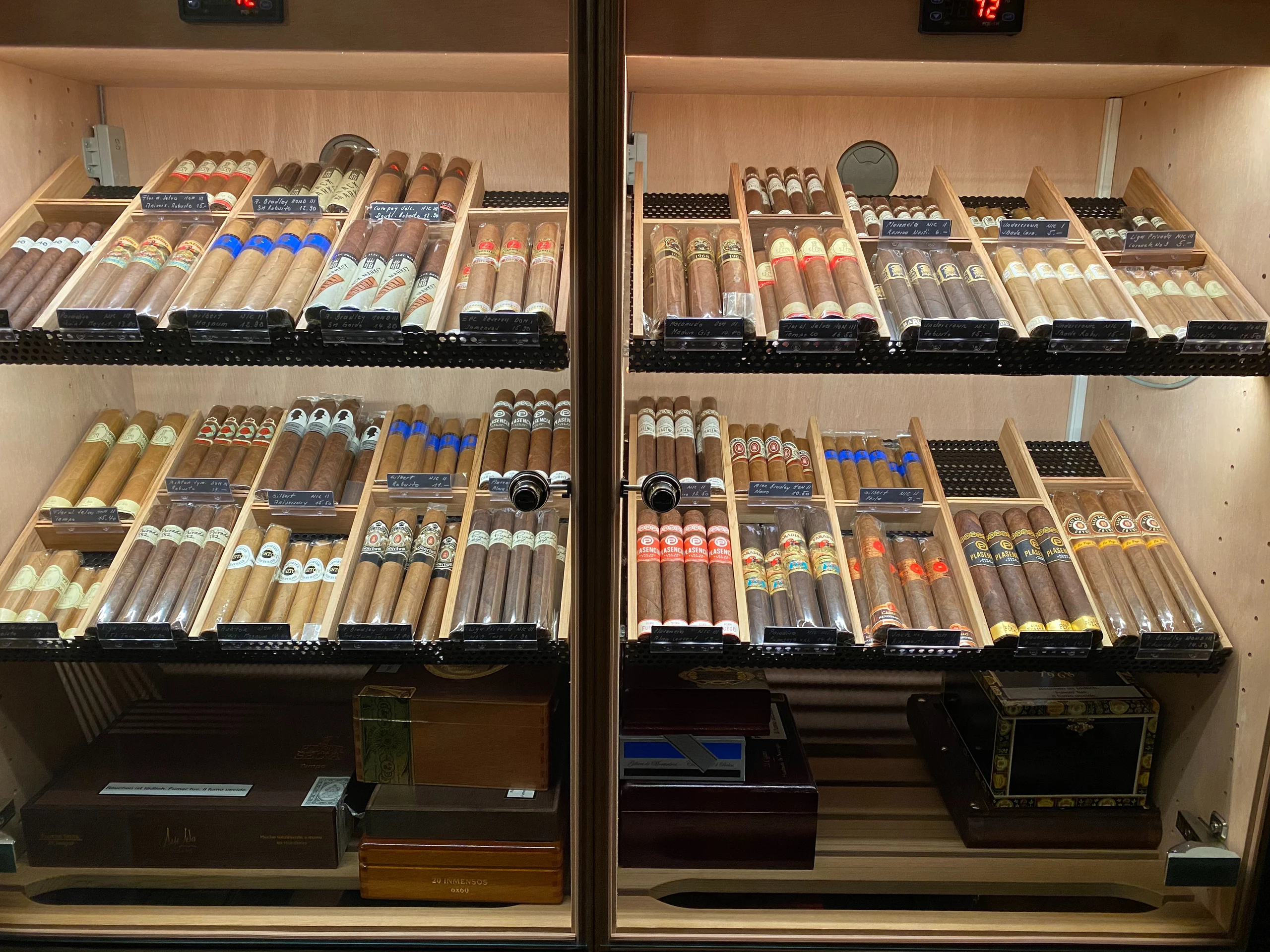 Humidor mit sorgfältig ausgewählten Zigarren verschiedener Marken