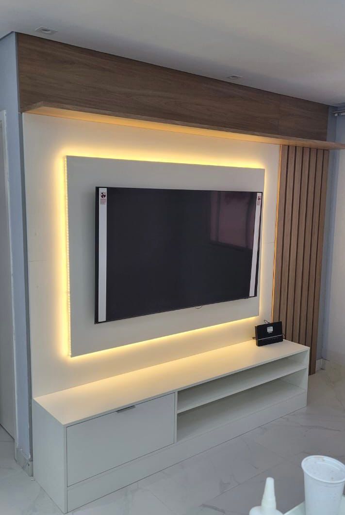 Painel de TV branco com LED e detalhes em madeira