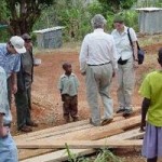 Europäisches Projektteam bespricht Holzbaumaterial mit Einheimischen auf dem Bauplatz