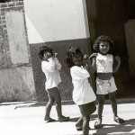 Drei Mädchen spielen auf der Straße