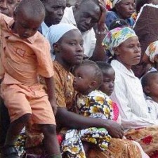Frauen und Kinder bei einer Gemeindeversammlung in Makuyu