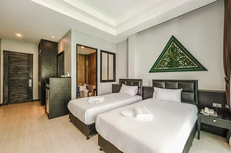 Pokój twin z zieloną dekoracją