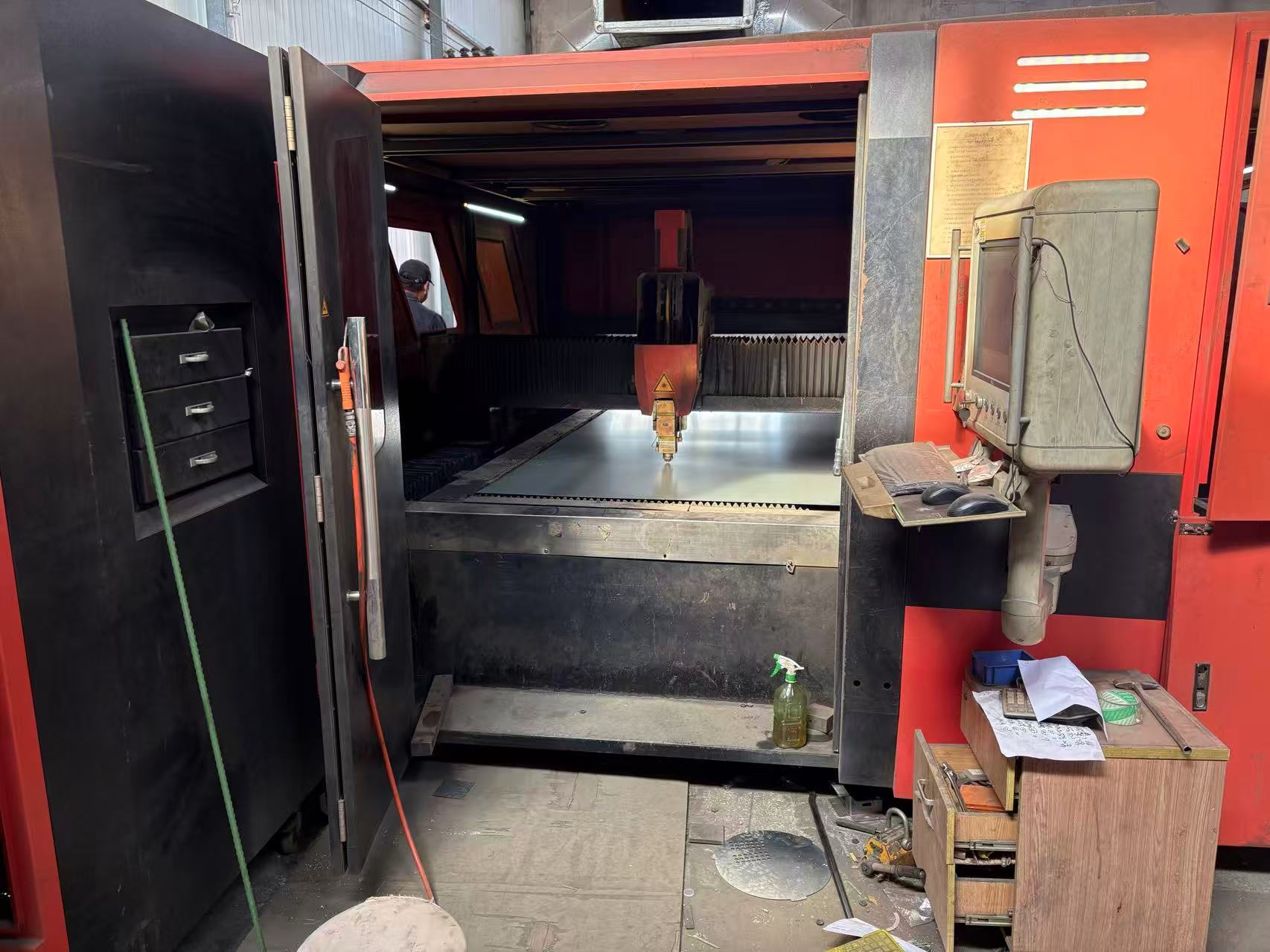 Laser cutting machine