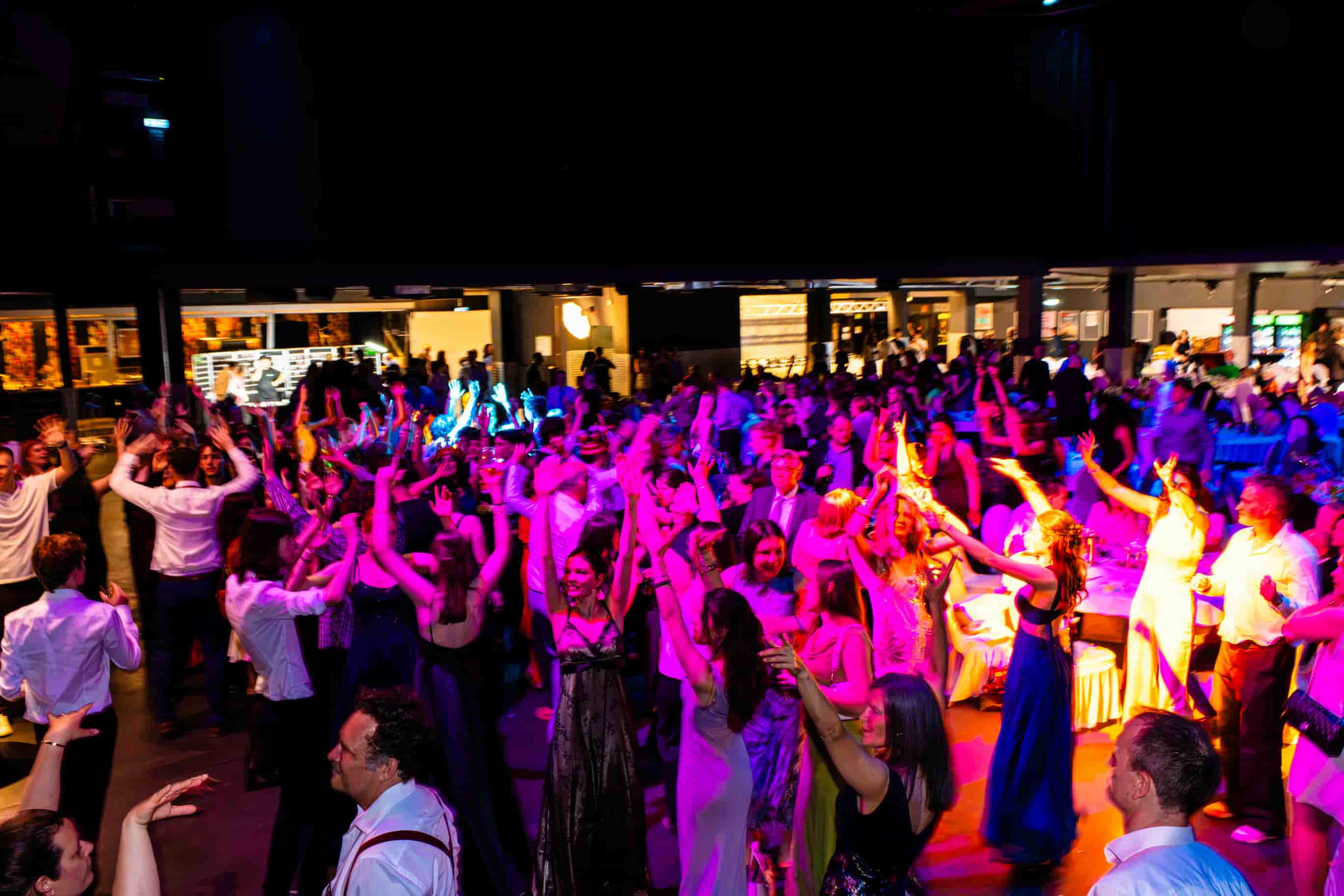 Feiernde Gäste bei einem Abiball