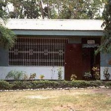 Außenansicht des Schulgebäudes mit Metallgitterfenstern