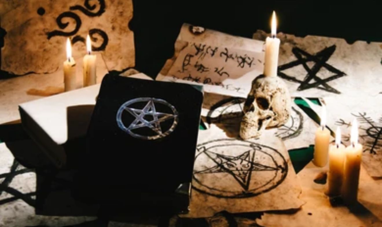 Libro negro de magia con símbolos rituales