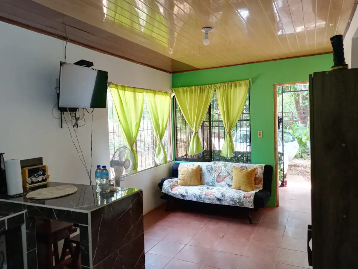 Sala luminosa de La Casita con vista al jardín