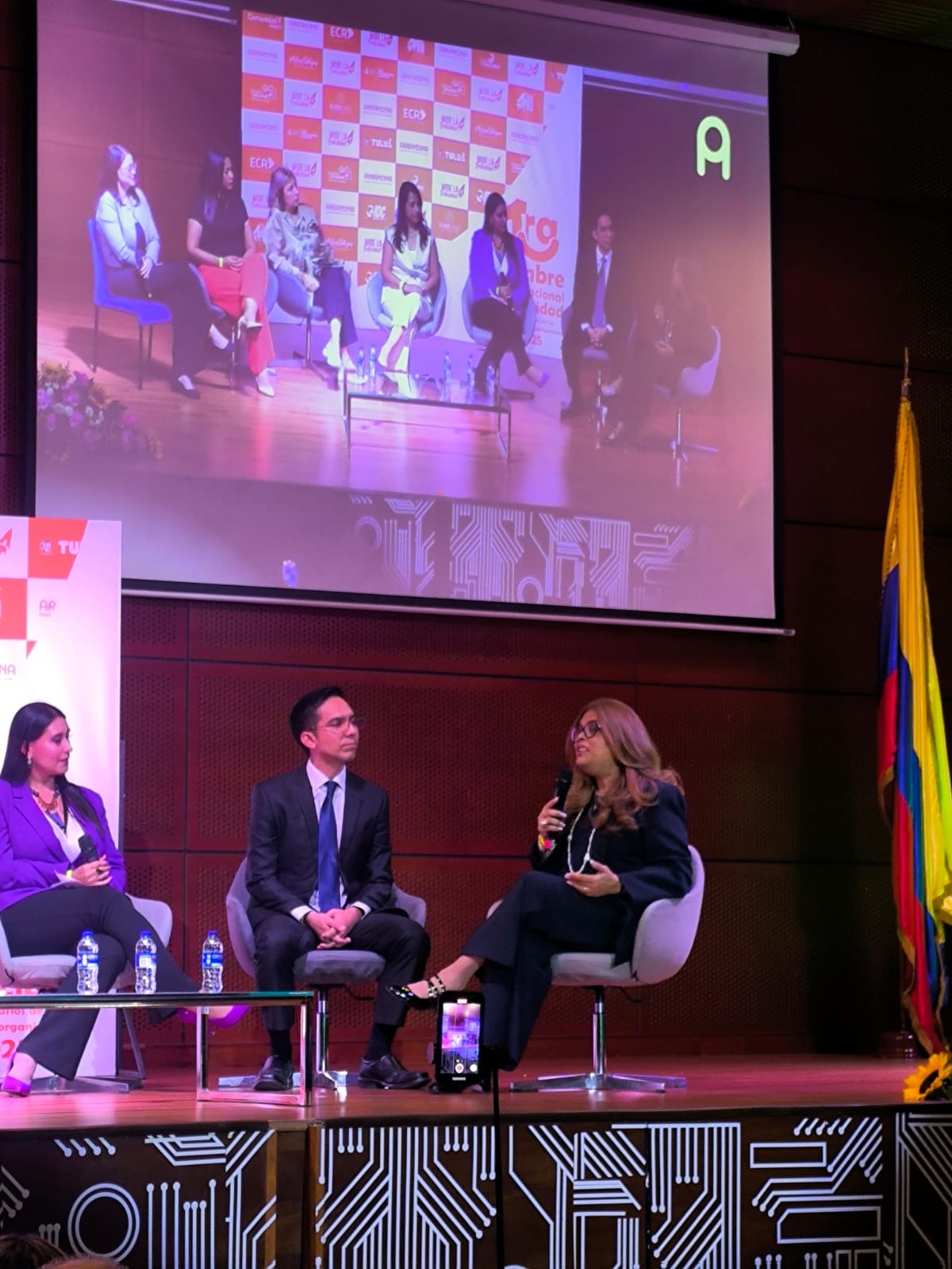 Eduardo Spandre participando en un panel de conversación