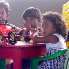 Kinder mit Spielzeug-Traktoren