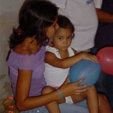 Zwei Männer auf Steinbänken am Stadtplatz