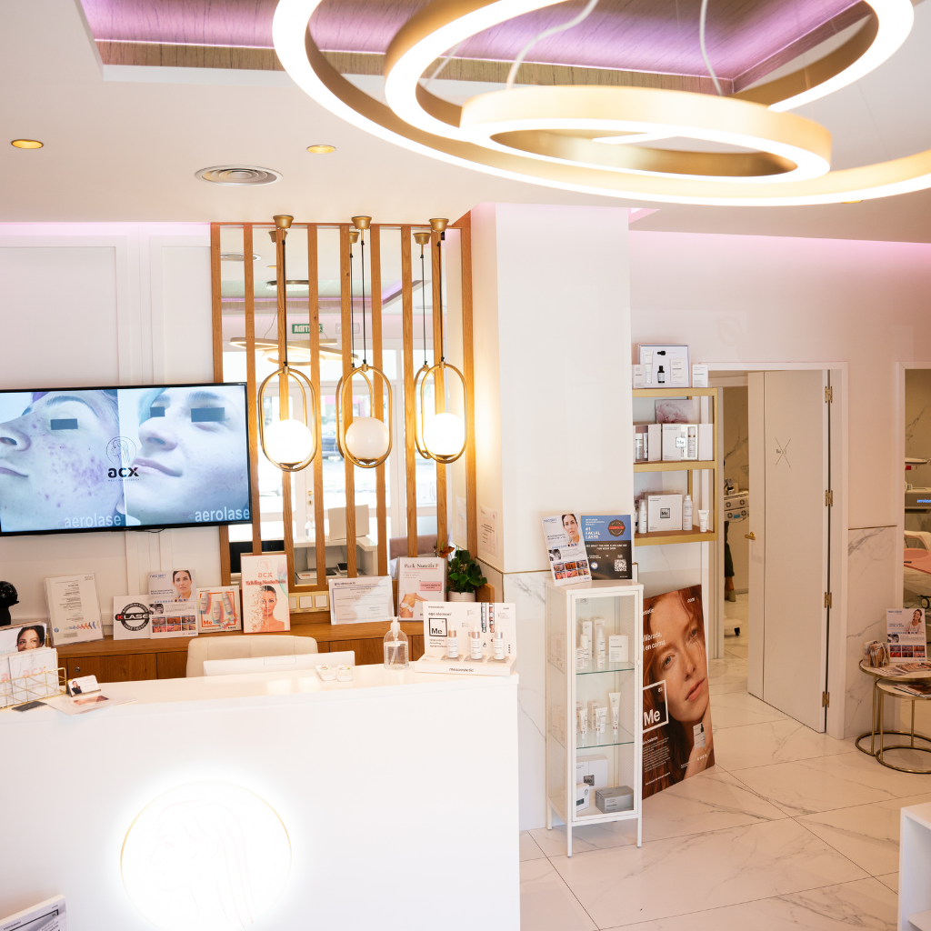 Recepcion de Lum Clinic con candelabros dorados