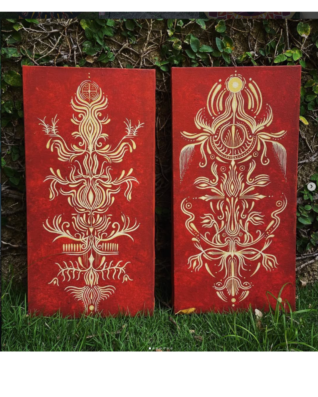 Díptico vermelho com grafismos dourados em forma de totem apoiados na grama
